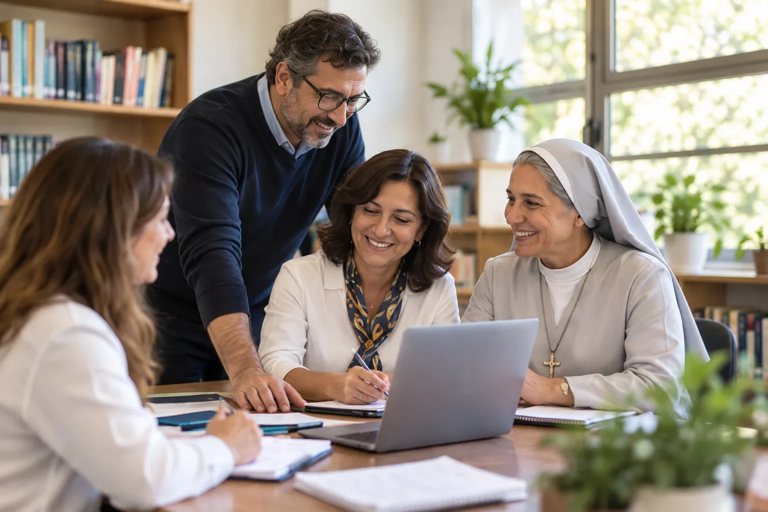 Equipo de una congregación educativa coordinando el trabajo del colegio