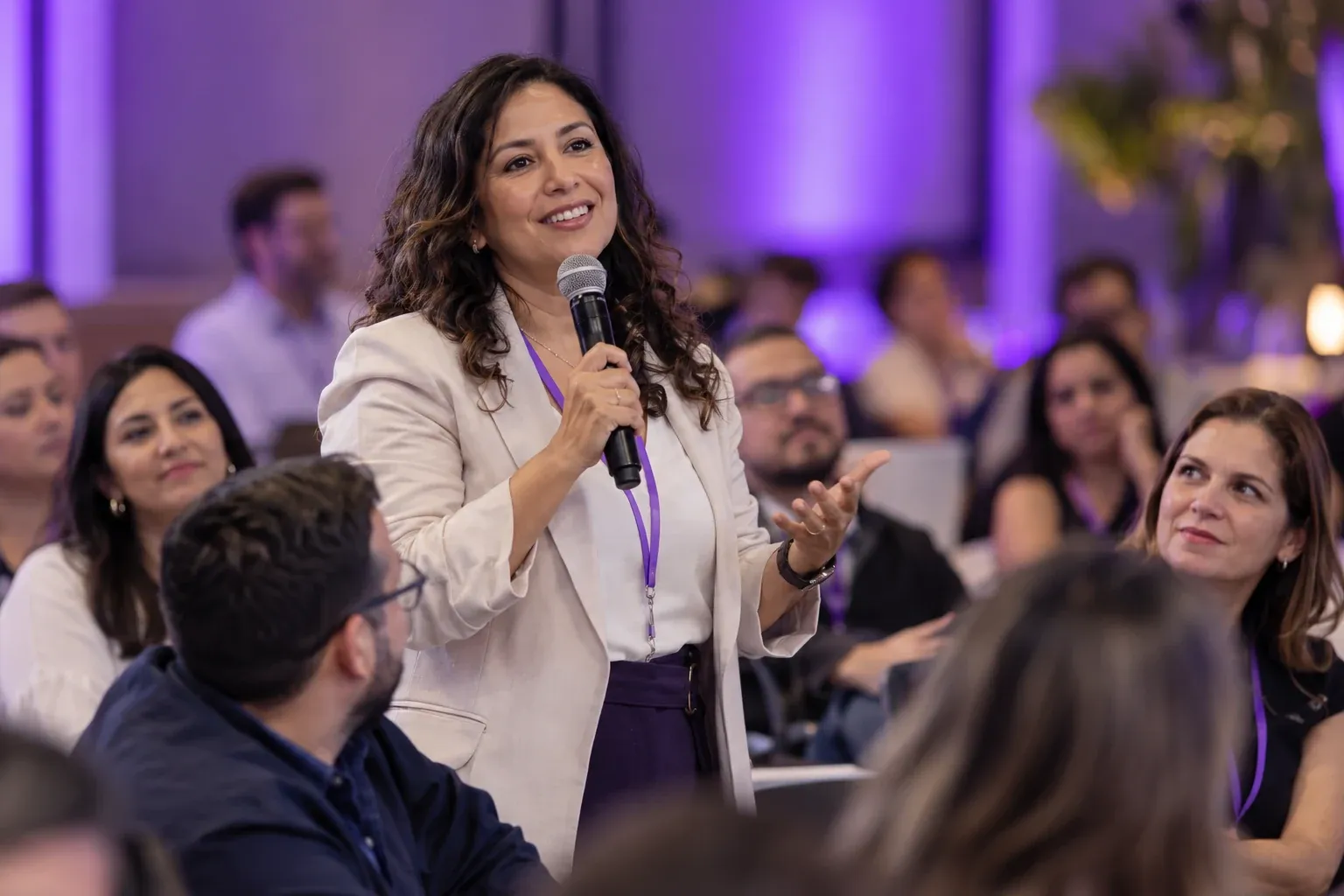 Profesionales de la educación comparten ideas durante una conferencia