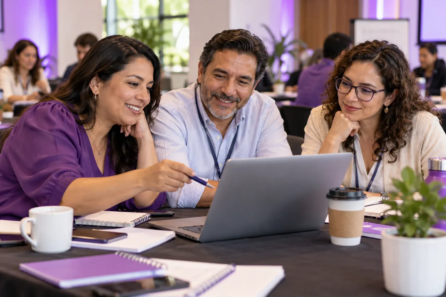 Equipo de profesionales compartiendo un taller de trabajo