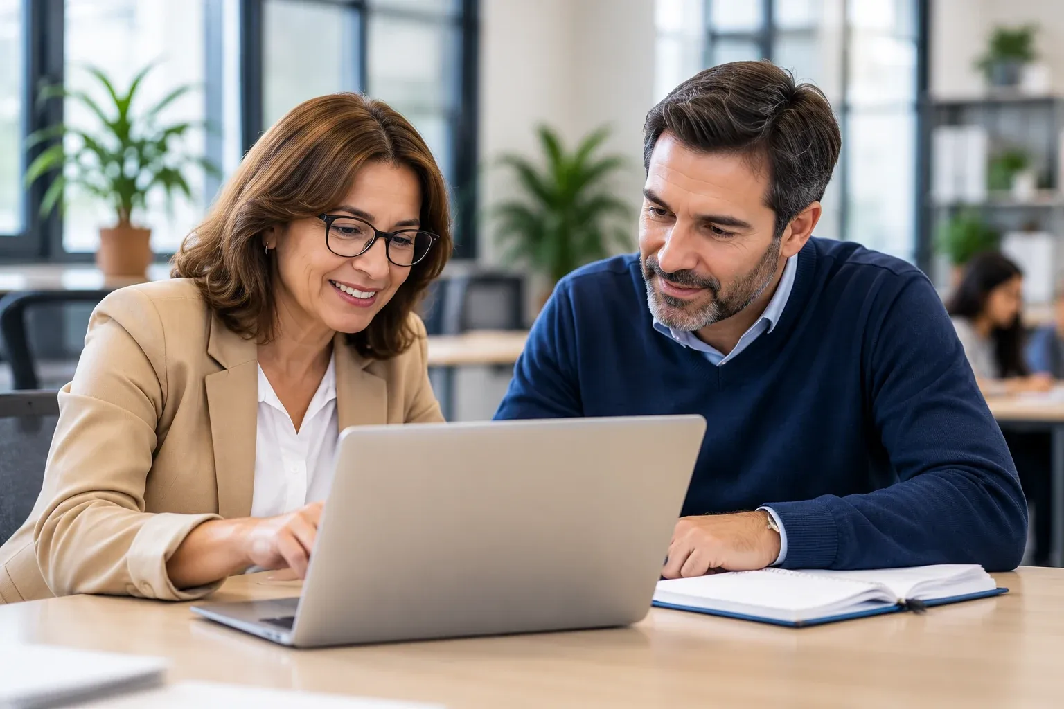 Coordinadora y docente de un instituto terciario revisando información en una computadora
